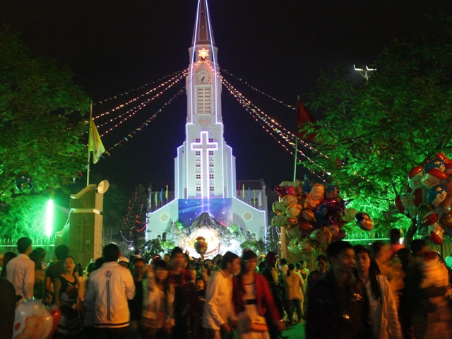 Hàng[-]ngàn[-]người[-]dân[-]tập[-]trung[-]về[-]nhà[-]thờ[-]lớn[-]nhất[-]Quy[-]Nhơn[-]đón[-]Giáng[-]sinh[-](Ảnh:[-]Doãn[-]Công)